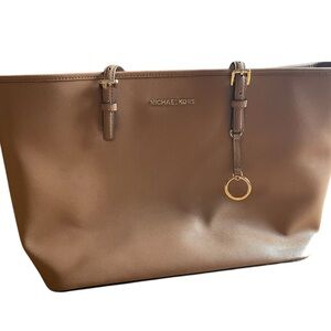 Michael Kors Jet Set Medium Saffiano Leather Top-Zip Tote Bag –‎ Tan